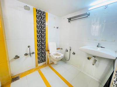 Bathroom Image of 1322 Sq.ft 2 BHK Apartment / Flat for rent in Shyamal Ahmedabad for Rs. 25000