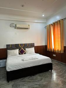 Bedroom Image of 2700 Sq.ft 2 BHK Independent House for rent in Ansal Golf Link I, Ansal Golf Links 1 Greater Noida for Rs. 35000