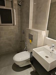 Common Bathroom One Image of 2200 Sq.ft 4 BHK Apartment / Flat for sale in Matunga East Mumbai for Rs. 120000000