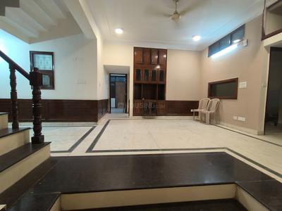 Hall Image of 5000 Sq.ft 5 BHK Independent House for rent in Sector 40 Noida for Rs. 160000