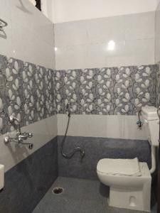 Bathroom Image of 750 Sq.ft 1 BHK Builder Floor for rent in Tilak Nagar Indore for Rs. 14000