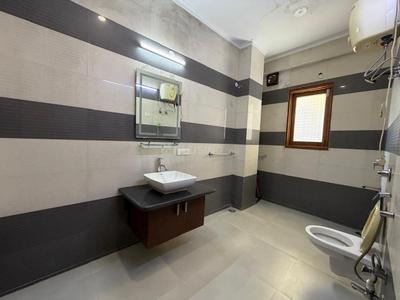 Bathroom Image of 3000 Sq.ft 3 BHK Builder Floor for rent in Sector 46 Noida for Rs. 70000