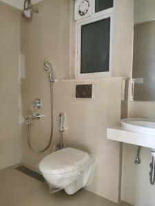 Common Bathroom Image of 630 Sq.ft 2 BHK Apartment / Flat for rent in Mulund West Mumbai for Rs. 65000