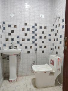 Common Bathroom Image of 500 Sq.ft 1 BHK Apartment / Flat for rent in Chhattarpur New Delhi for Rs. 13000