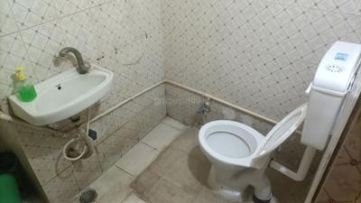 Bathroom Image of 400 Sq.ft 1 BHK Apartment / Flat for rent in Palasia Indore for Rs. 12000