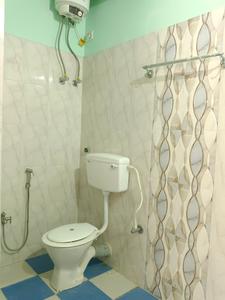 Common Bathroom Image of 1200 Sq.ft 3 BHK Builder Floor for rent in Eastern Park, Santoshpur Kolkata for Rs. 22000