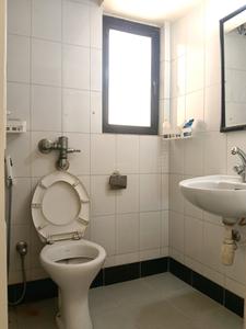 Common Bathroom Image of 910 Sq.ft 2 BHK Apartment / Flat for sale in Hiranandani Polaris, Hiranandani Estate Thane for Rs. 15000000