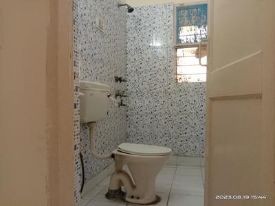 Bathroom Image of 1300 Sq.ft 3 BHK Apartment / Flat for rent in Mahavir Apartment, Sector 29 Noida for Rs. 37000
