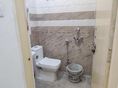 Bathroom Image of 500 Sq.ft 1 BHK Builder Floor for rent in Vaishali Ghaziabad for Rs. 15000