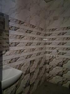 Common Bathroom Image of 1000 Sq.ft 1 RK Apartment / Flat for rent in Sector 53 Noida for Rs. 14000