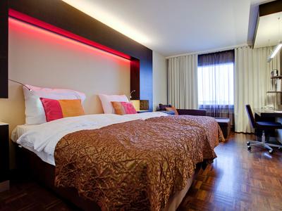 Bedroom Image of 4150 Sq.ft 6 BHK Apartment / Flat for sale in Raheja Park West, Santacruz West Mumbai for Rs. 240000000