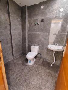 Bathroom Image of 1400 Sq.ft 3 BHK Builder Floor for rent in Kavita Apartment, Chhattarpur New Delhi for Rs. 25000
