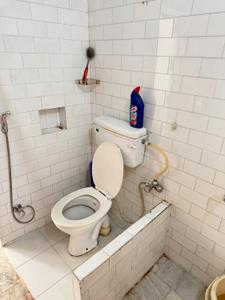 Bathroom Image of 1000 Sq.ft 2.5 BHK Builder Floor for rent in LDA Colony Lucknow for Rs. 30000