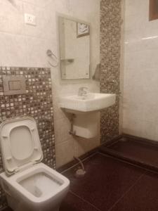 Bathroom Image of 1440 Sq.ft 3 BHK Builder Floor for rent in East Of Kailash New Delhi for Rs. 75000