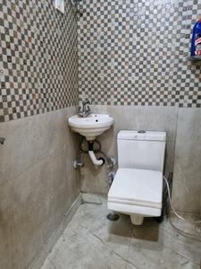 Common Bathroom Image of 600 Sq.ft 2 BHK Apartment / Flat for rent in Dwarka Mor New Delhi for Rs. 15000
