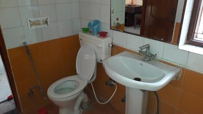 Bathroom Image of 600 Sq.ft 1 RK Apartment / Flat for rent in Sector 52 Noida for Rs. 12000