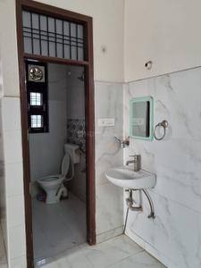 Bathroom Image of 800 Sq.ft 2 BHK Apartment / Flat for rent in Hazratganj Lucknow for Rs. 16000