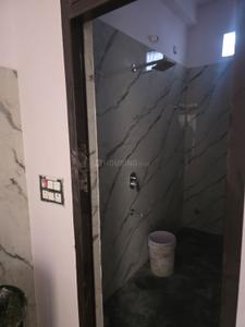 Bathroom Image of 650 Sq.ft 2 BHK Independent House for rent in Crossings Republik Ghaziabad for Rs. 12000