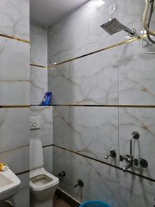 Common Bathroom Image of 700 Sq.ft 2 BHK Builder Floor for rent in Matiala New Delhi for Rs. 22500