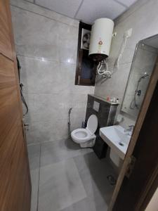Bathroom Image of 903 Sq.ft 2 BHK Apartment / Flat for rent in Gillco Palms, Sector 115 Mohali for Rs. 25000