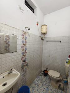Bathroom Image of 600 Sq.ft 1 RK Independent House for rent in Rameshwari Nagpur for Rs. 5000