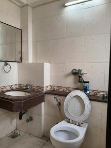 Common Bathroom Image of 600 Sq.ft 1 BHK Apartment / Flat for sale in Colaba Mumbai for Rs. 24000000
