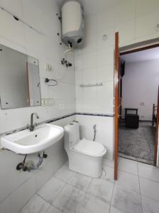 Bathroom Image of 1800 Sq.ft 2 BHK Apartment / Flat for rent in Sector 52 Noida for Rs. 35000