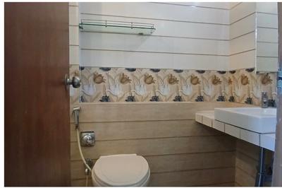 Bathroom Image of 1050 Sq.ft 3 BHK Apartment / Flat for rent in Dosti Flamingos, Sewri Mumbai for Rs. 140000