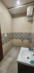 Bathroom Image of 800 Sq.ft 1.5 BHK Builder Floor for rent in Mahanagar Colony Bareilly for Rs. 16500