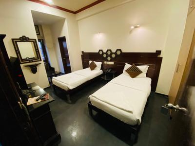 Bedroom Image of Urbanroomz Girls PG  in DLF Phase 2, Gurgaon