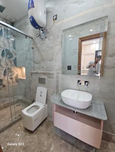 Bathroom Image of 1900 Sq.ft 3 BHK Builder Floor for sale in Mansarover Garden New Delhi for Rs. 40000000