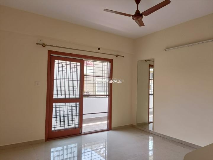 Ramki Silver Strings Bedroom 1
