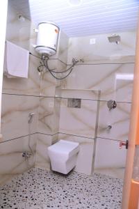 Bathroom Image of 900 Sq.ft 1 BHK Apartment / Flat for rent in Palasia Indore for Rs. 18000