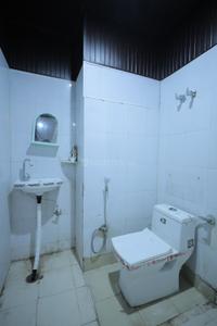 Bathroom Image of 760 Sq.ft 2 BHK Apartment / Flat for sale in Nikhil Paradise, Manghatai Agra for Rs. 3500000