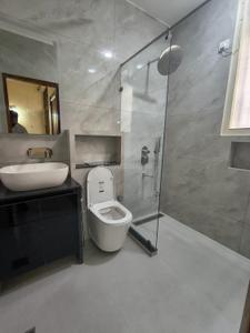 Bathroom Image of 1800 Sq.ft 3 BHK Builder Floor for rent in Swaraj Homes RWA Hauz Khas Block C 1, Safdarjung Development Area New Delhi for Rs. 95000