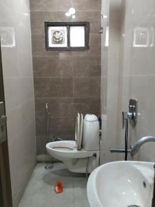 Common Bathroom Image of 450 Sq.ft 1 BHK Builder Floor for rent in Shalimar Bagh New Delhi for Rs. 15000
