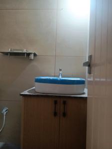 Common Bathroom Image of 800 Sq.ft 1 BHK Apartment / Flat for rent in Thanisandra Bengaluru for Rs. 22000