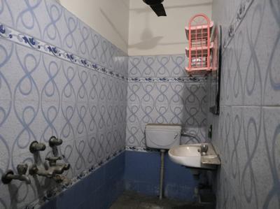 Bathroom Image of 1800 Sq.ft 3 BHK Builder Floor for rent in Indira Nagar Lucknow for Rs. 25000