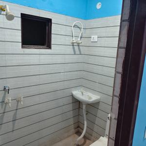 Bathroom Image of 600 Sq.ft 3 BHK Apartment / Flat for rent in Kondli New Delhi for Rs. 19000