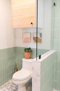 Bathroom Image of 3100 Sq.ft 4 BHK Apartment / Flat for sale in Kavita apartments, Santacruz West Mumbai for Rs. 160000000