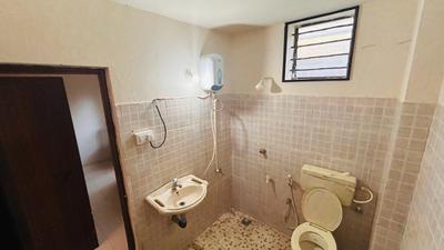 Bathroom Image of 800 Sq.ft 2 BHK Apartment / Flat for rent in Thokottu Mangalore for Rs. 17000