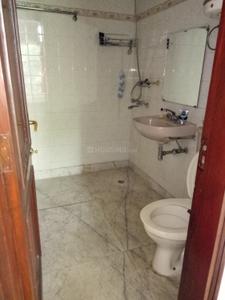 Bathroom Image of 1000 Sq.ft 2.5 BHK Builder Floor for rent in Sarvapriya Vihar New Delhi for Rs. 75000