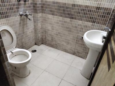 Bathroom Image of 600 Sq.ft 1 BHK Builder Floor for rent in Indirapuram Ghaziabad for Rs. 15000