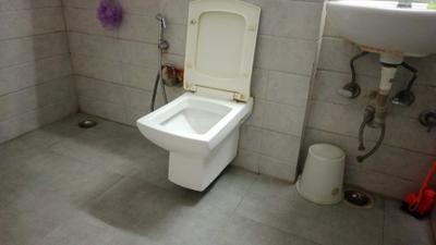 Bathroom Image of 700 Sq.ft 1 BHK Builder Floor for rent in Sector 14 Gurgaon for Rs. 24000