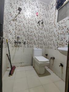 Bathroom Image of 1000 Sq.ft 3 BHK Builder Floor for rent in Mayur Vihar Phase 1 New Delhi for Rs. 26500