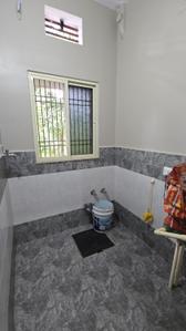 Bathroom Image of 900 Sq.ft 1 BHK Independent House for rent in Lathi Ganjam for Rs. 7000
