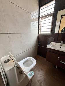 Bathroom Image of 1315 Sq.ft 3.5 BHK Apartment / Flat for rent in Amrapali Princely Estate, Sector 76 Noida for Rs. 32000