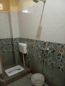 Bathroom Image of 770 Sq.ft 1 BHK Independent House for rent in Parao Varanasi for Rs. 6000