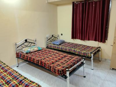 Bedroom Image of the yellow castle men pg  in Ekkatuthangal, Chennai