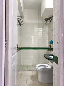 Common Bathroom Image of 2000 Sq.ft 4 BHK Apartment / Flat for sale in DLF Belvedere Park, DLF Phase 2 Gurgaon for Rs. 39000000